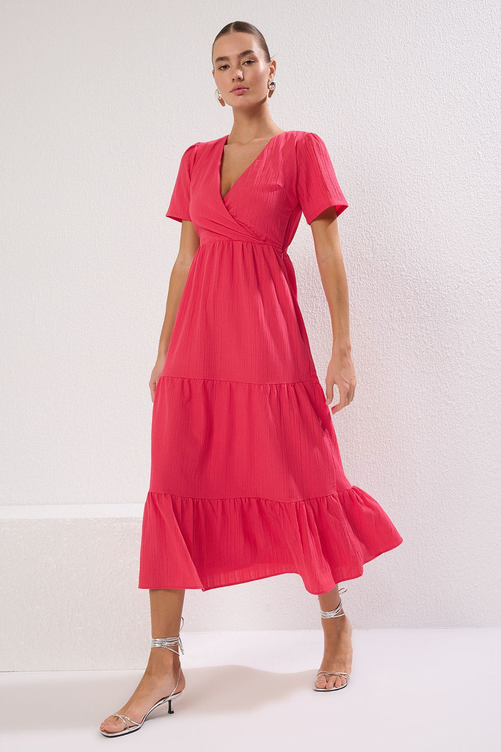 TRENDYOLMILLA Ekru Etegi Belden Ac?lan Kruvaze Yaka Astarl? Maxi Dokuma Elbise TWOSS24EL00693