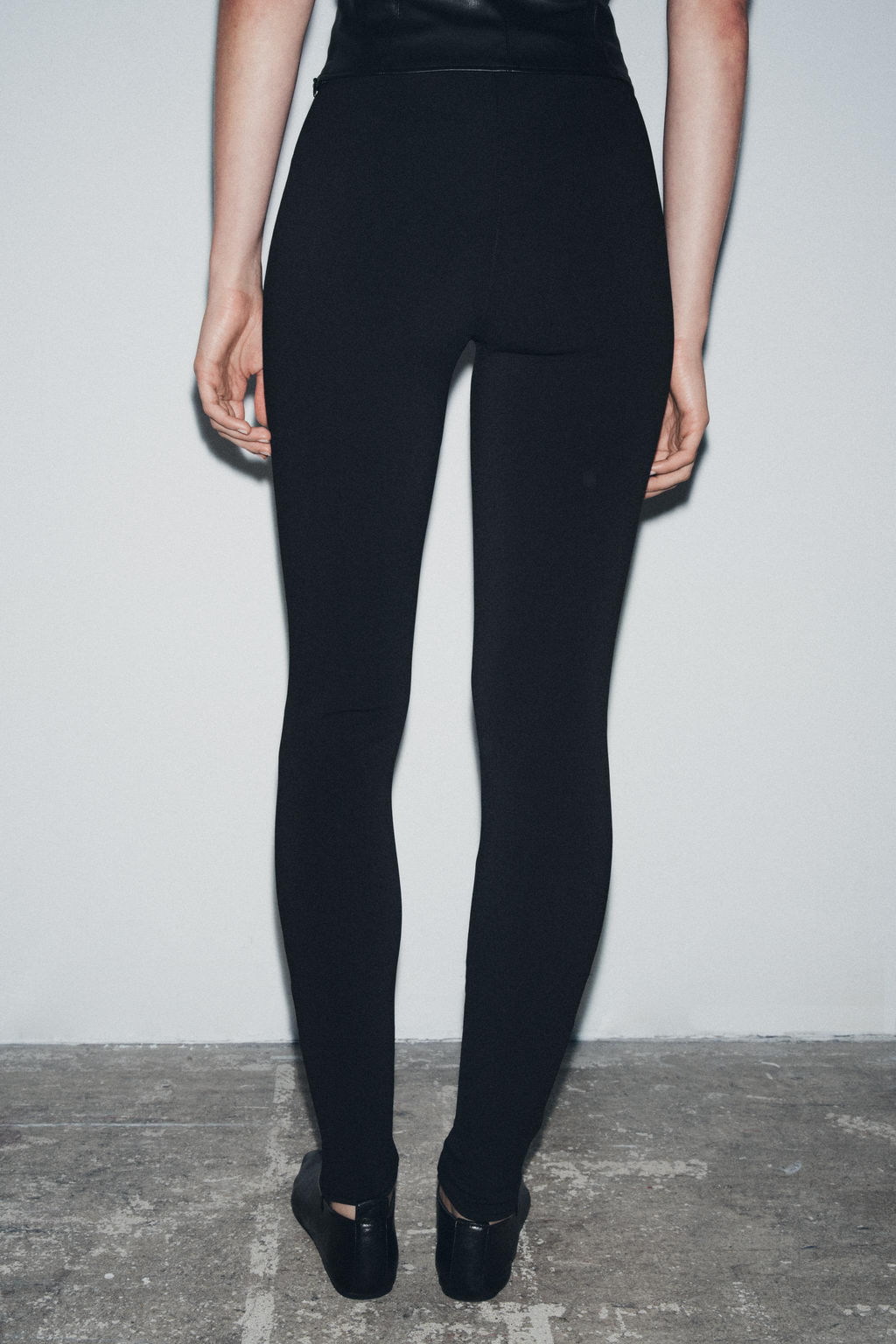 CREPE LEGGINGS WITH ZIPS - Zara фото 3