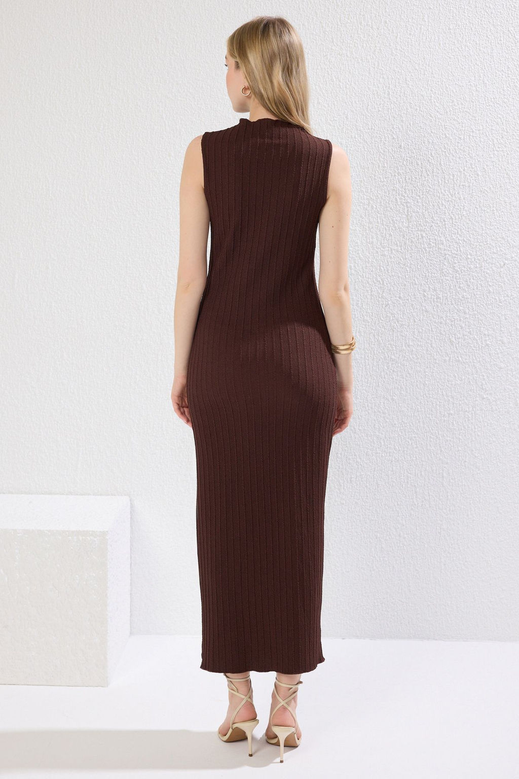 TRENDYOLMILLA Kahverengi Dokulu Kumas Dik Yaka Vucuda Oturan Esnek Maxi Orme Elbise TWOSS25EL00163 фото 9