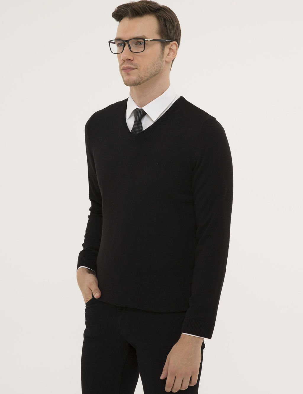 Черный базовый трикотажный свитер приталенного кроя с v-образным вырезом - Cacharel фото 3