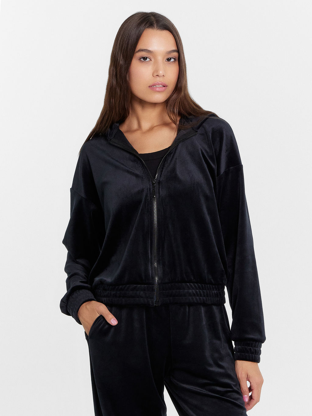 Толстовка женская велюровая в черном цвете - Mark formelle фото 2