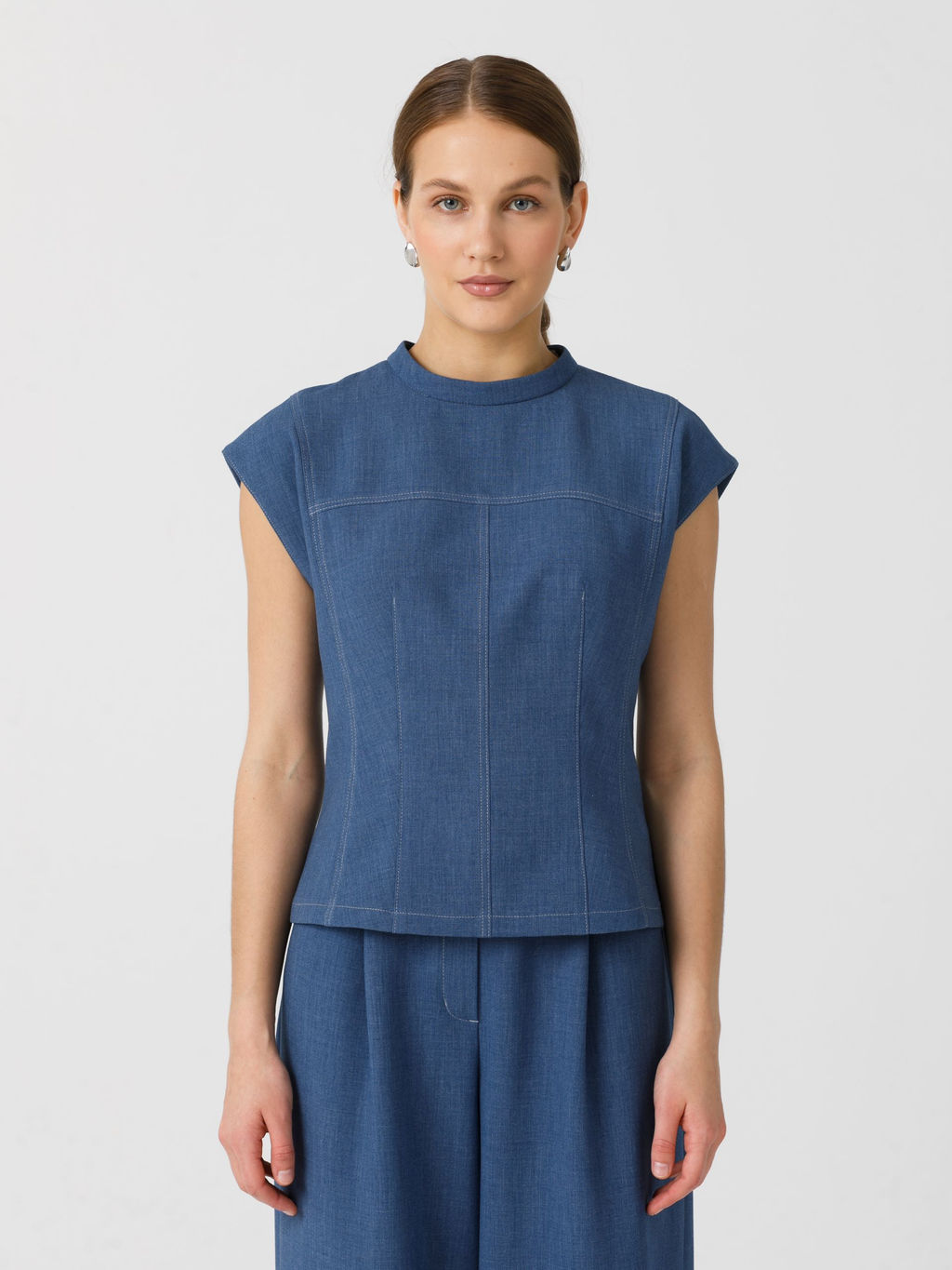 Блузка со спущенным плечом