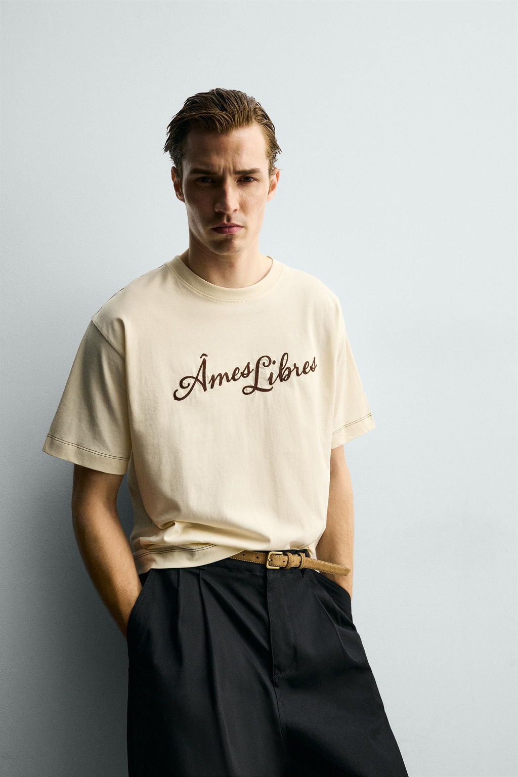 CAMISETA RELAXED FIT TEXTO BORDADO / Beige