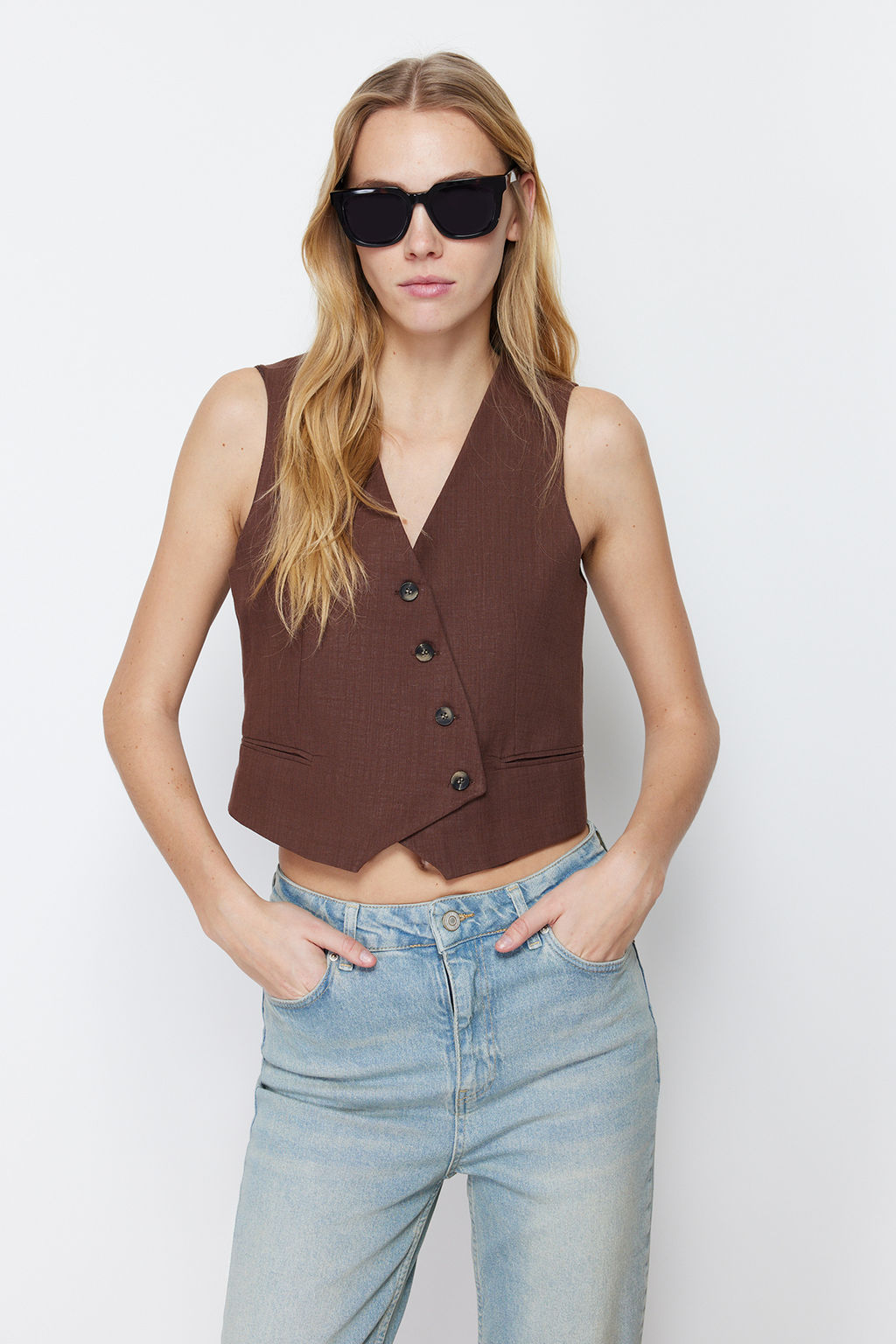 Limited Edition Kahverengi Crop Fitted Dokuma Keten Gorunumlu Yelek TWOSS23YE00016