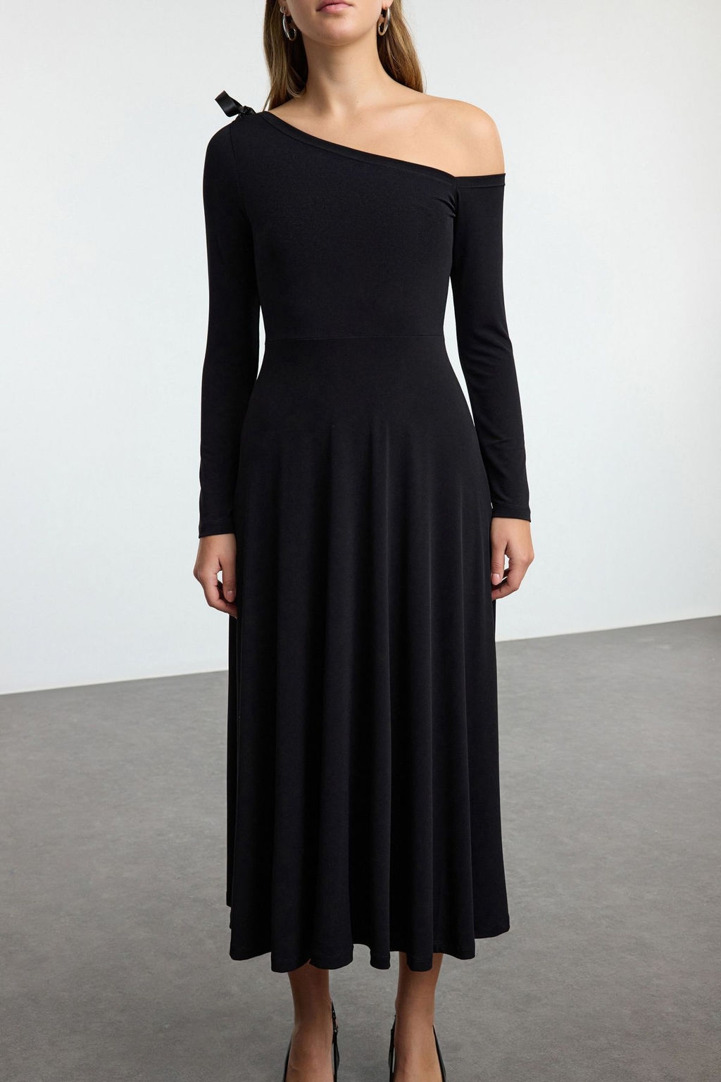 TRENDYOLMILLA Siyah Fiyonk Detayl? Kusakl? Skater Midi Orme Elbise TWOAW25EL00532  фото 3