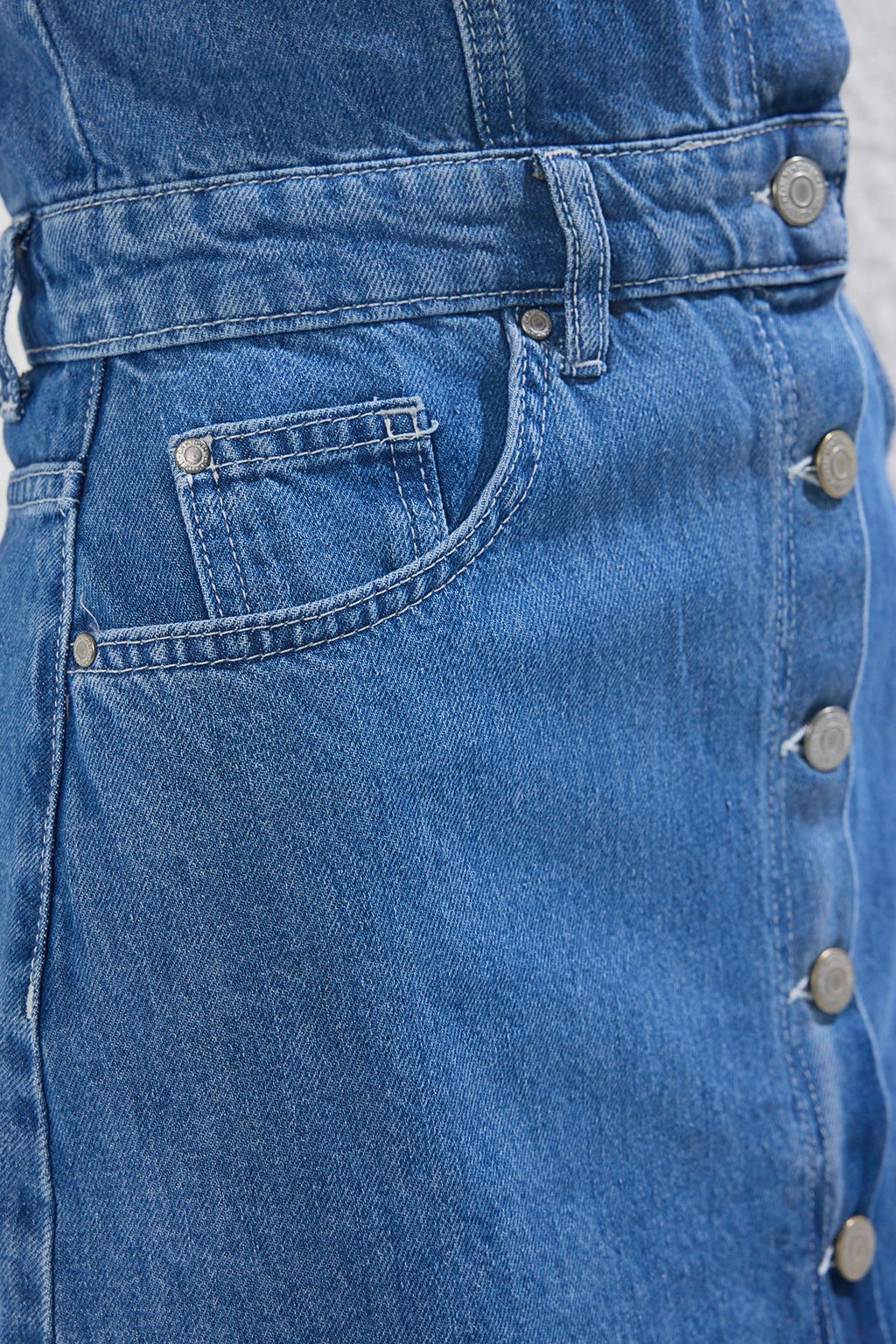 TRENDYOLMILLA Mavi Y?rtmacl? Onden Dugmeli Midi Denim Elbise TWOSS25EL00594
