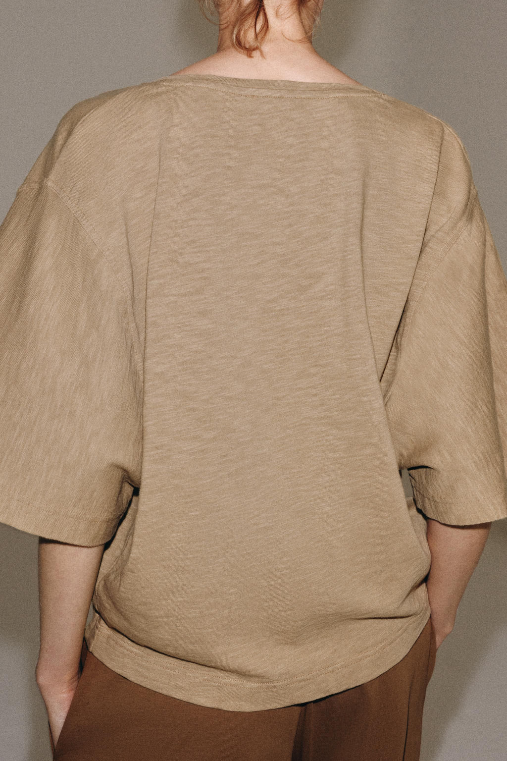 CAMISETA ESCOTE PICO / Tostado - Zara фото 3