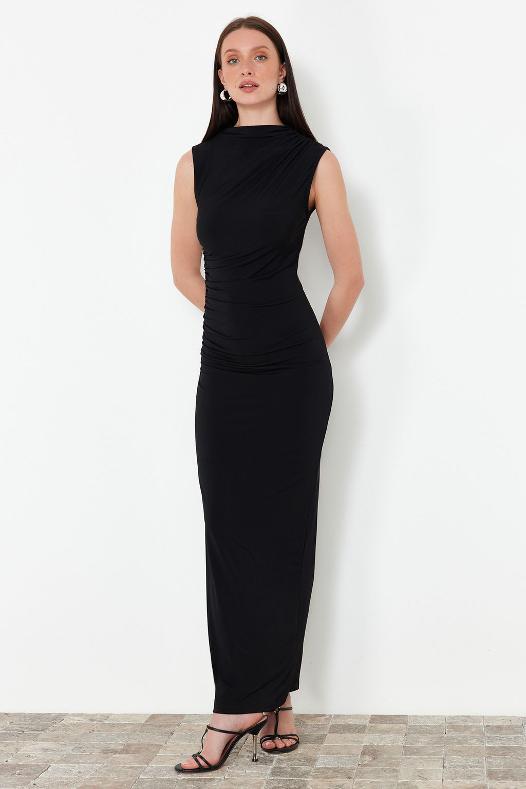 TRENDYOLMILLA Siyah Drapeli Fitted/Vucuda Oturan Dik yaka Kolsuz Esnek Orme Maxi Kalem Elbise TWOSS24EL00830  фото 2