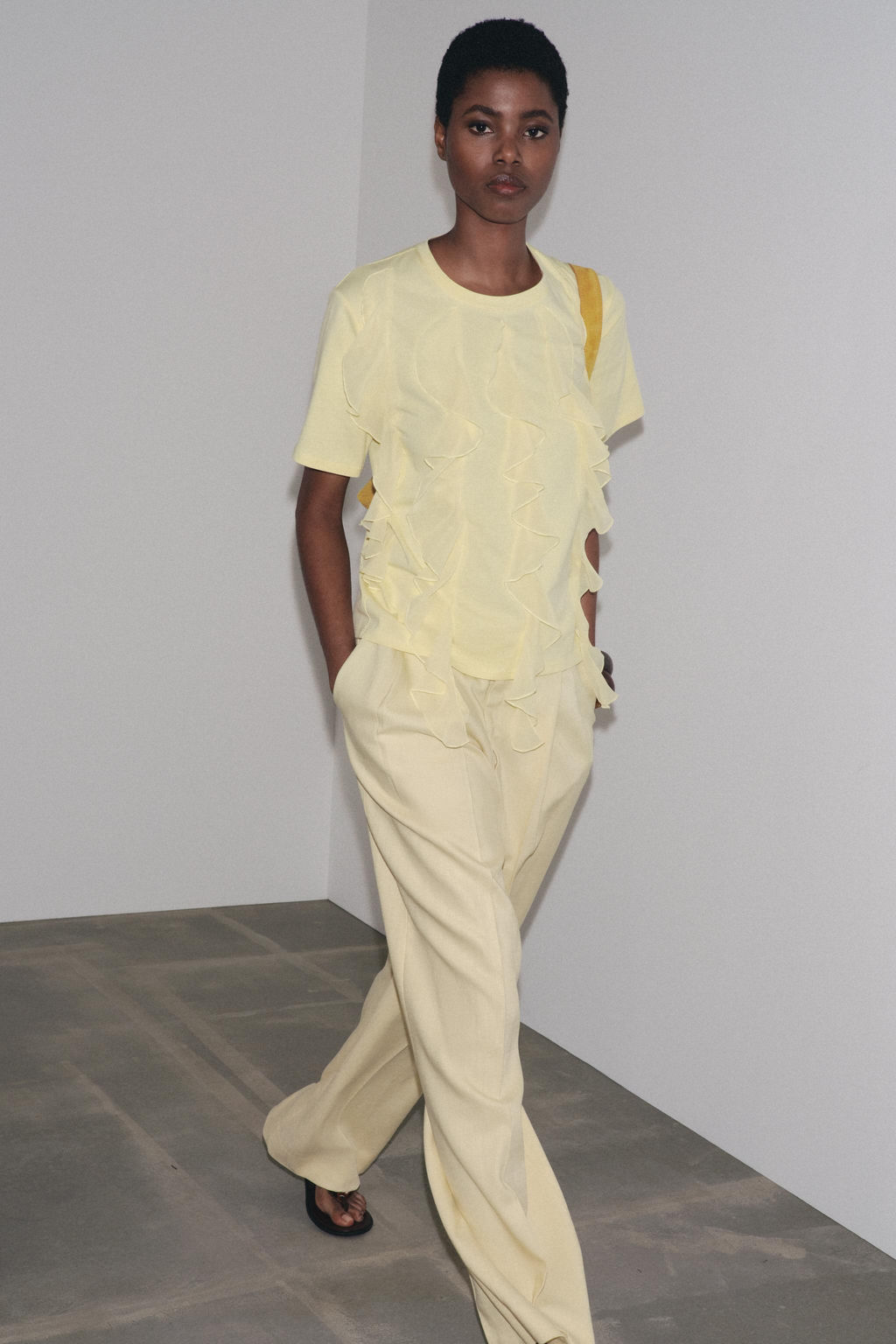 T-SHIRT WITH FRONT RUFFLES - Zara фото 7