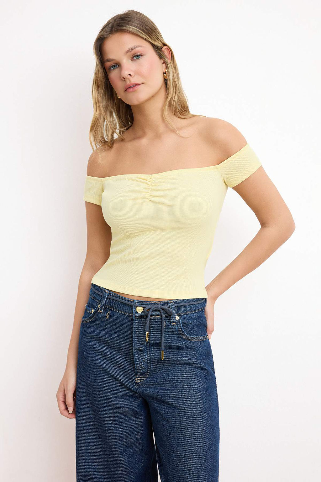 Sar? Fitted/Vucuda Oturan Carmen Yaka K?sa Kollu Buzgulu Fitilli Esnek Orme Bluz TWOSS26BZ00074