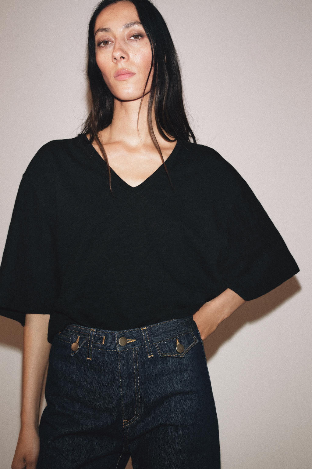 CAMISETA ESCOTE PICO / Negro - Zara фото 4