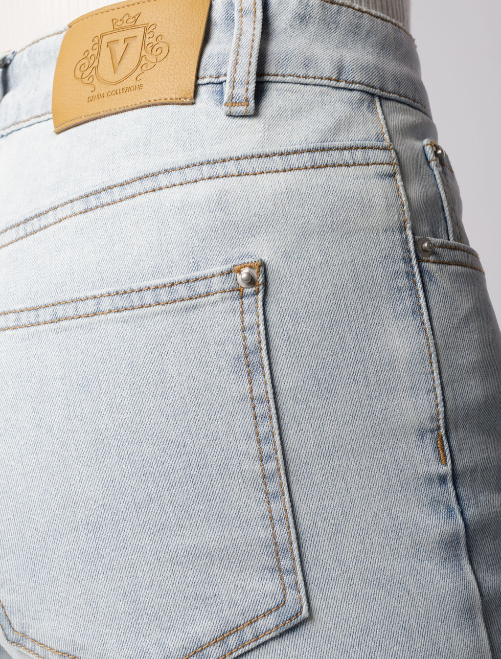 Джинсы-клеш Vilatte D54.261 деним светло-голубые  фото 4