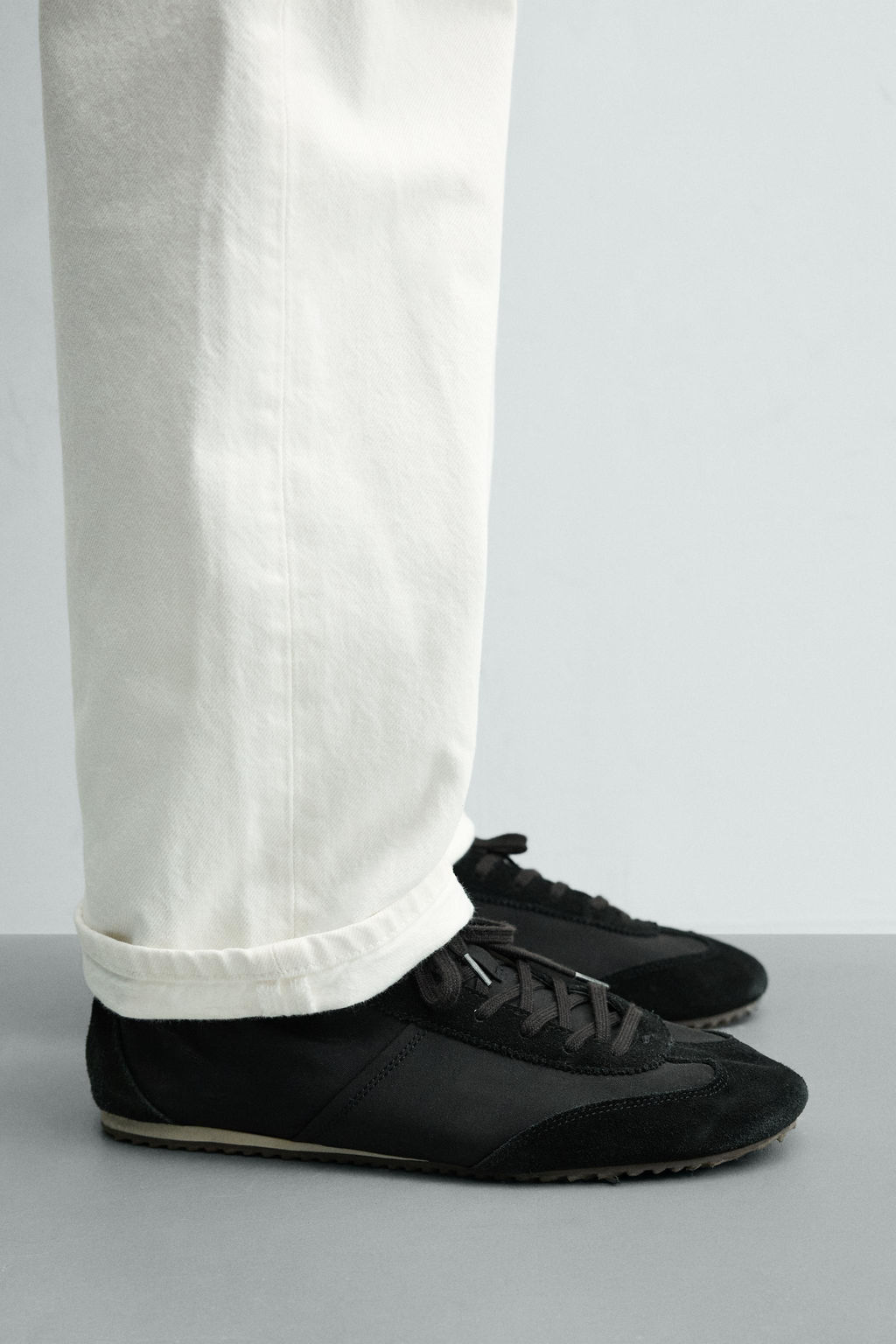 ZAPATILLA ESTILO RETRO / Negro
