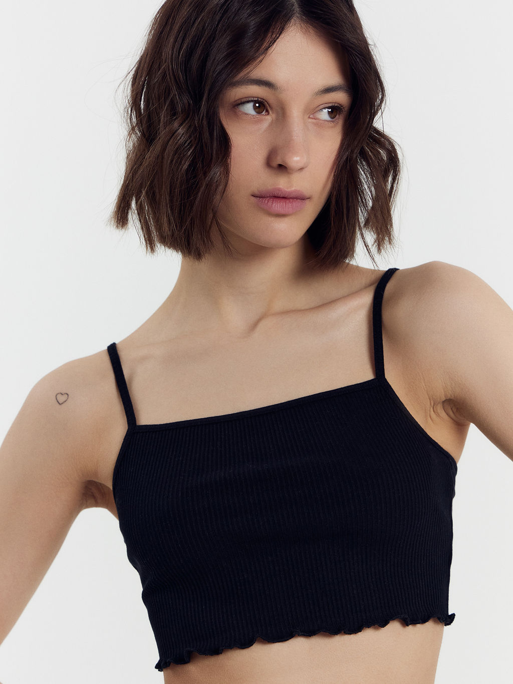 Топ на тонких бретелях черного цвета в рубчик для женщин