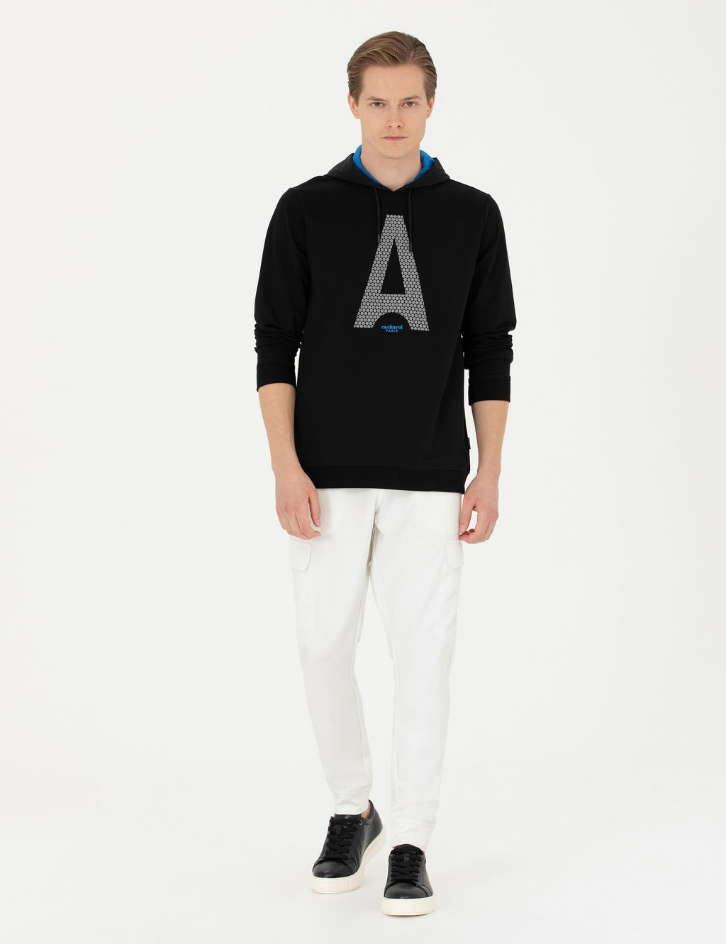 Черный свитшот с капюшоном