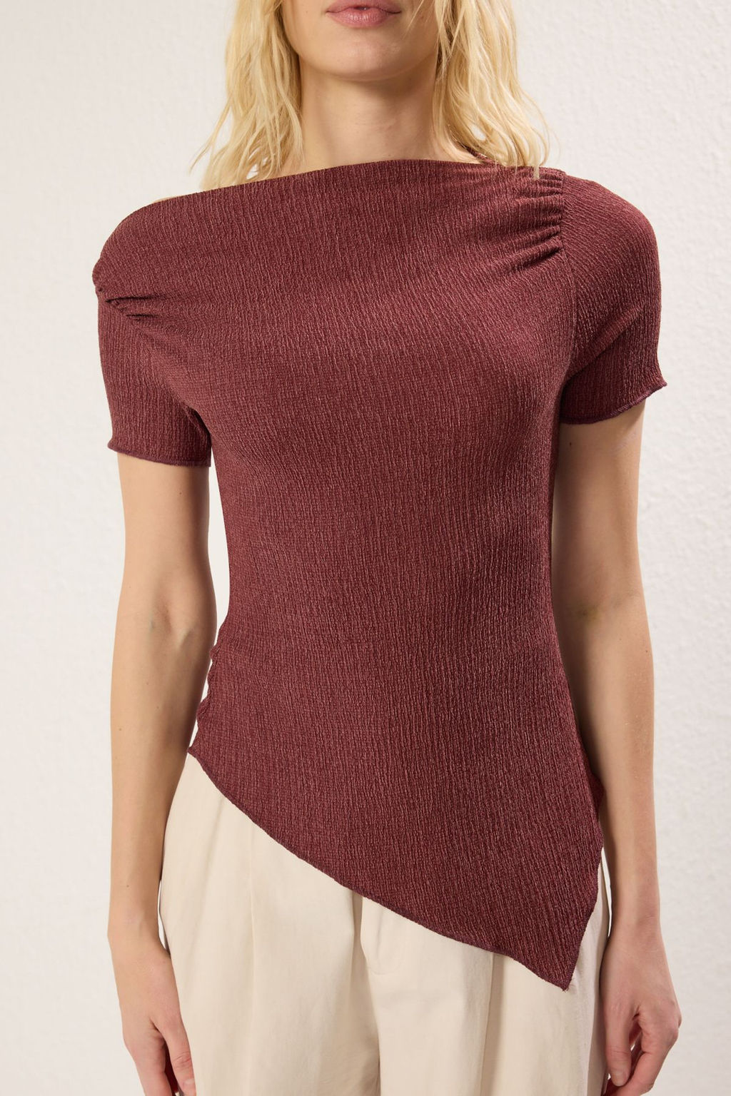 Trendyolmilla Bordo Asimetrik Buzgu/Drape Detayl? Vucuda Oturan Esnek Orme Bluz TWOSS25BZ00272  фото 10