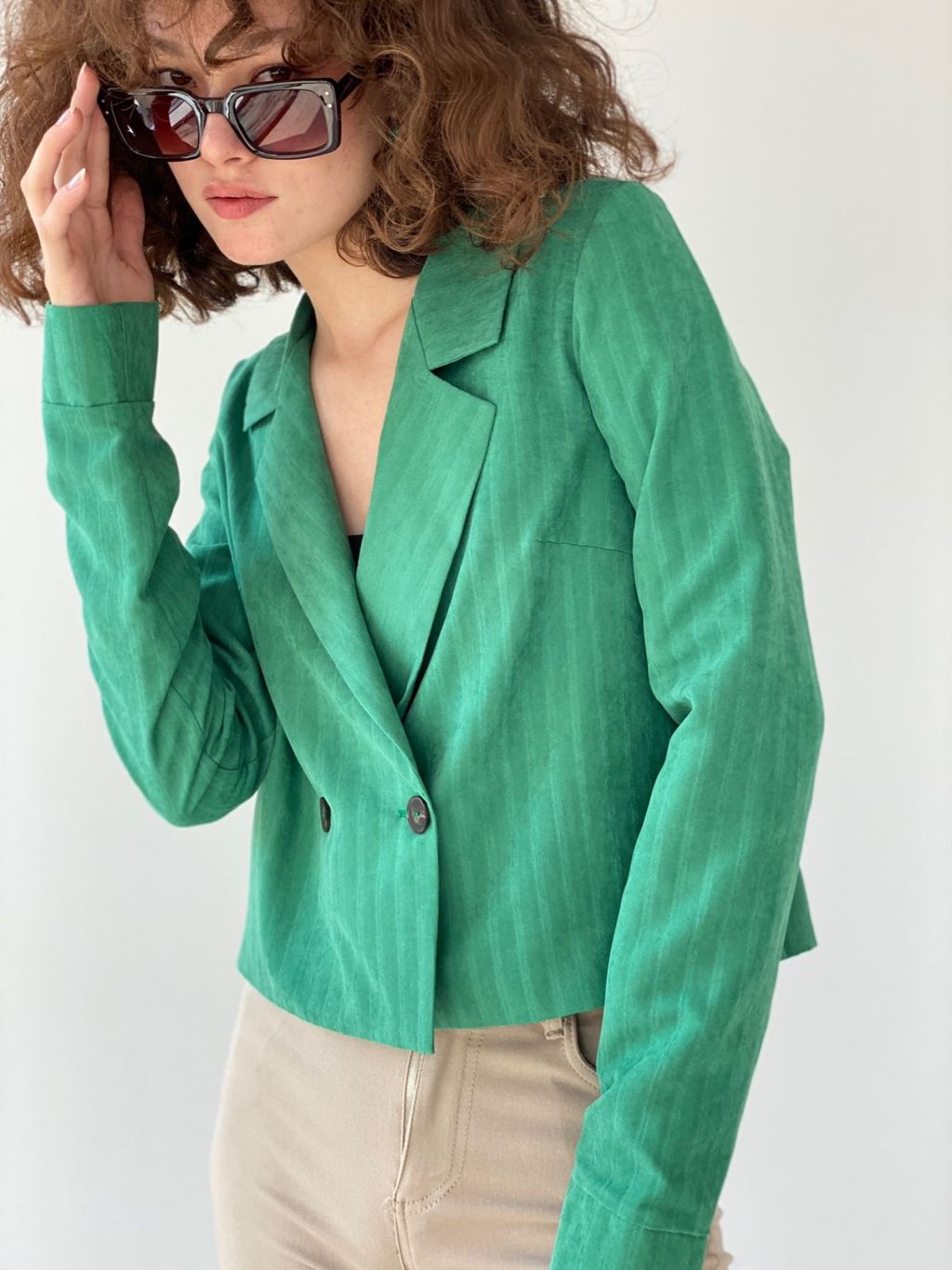 6793 Жакет укороченный двубортный в зелёном цвете - Martichelli фото 6