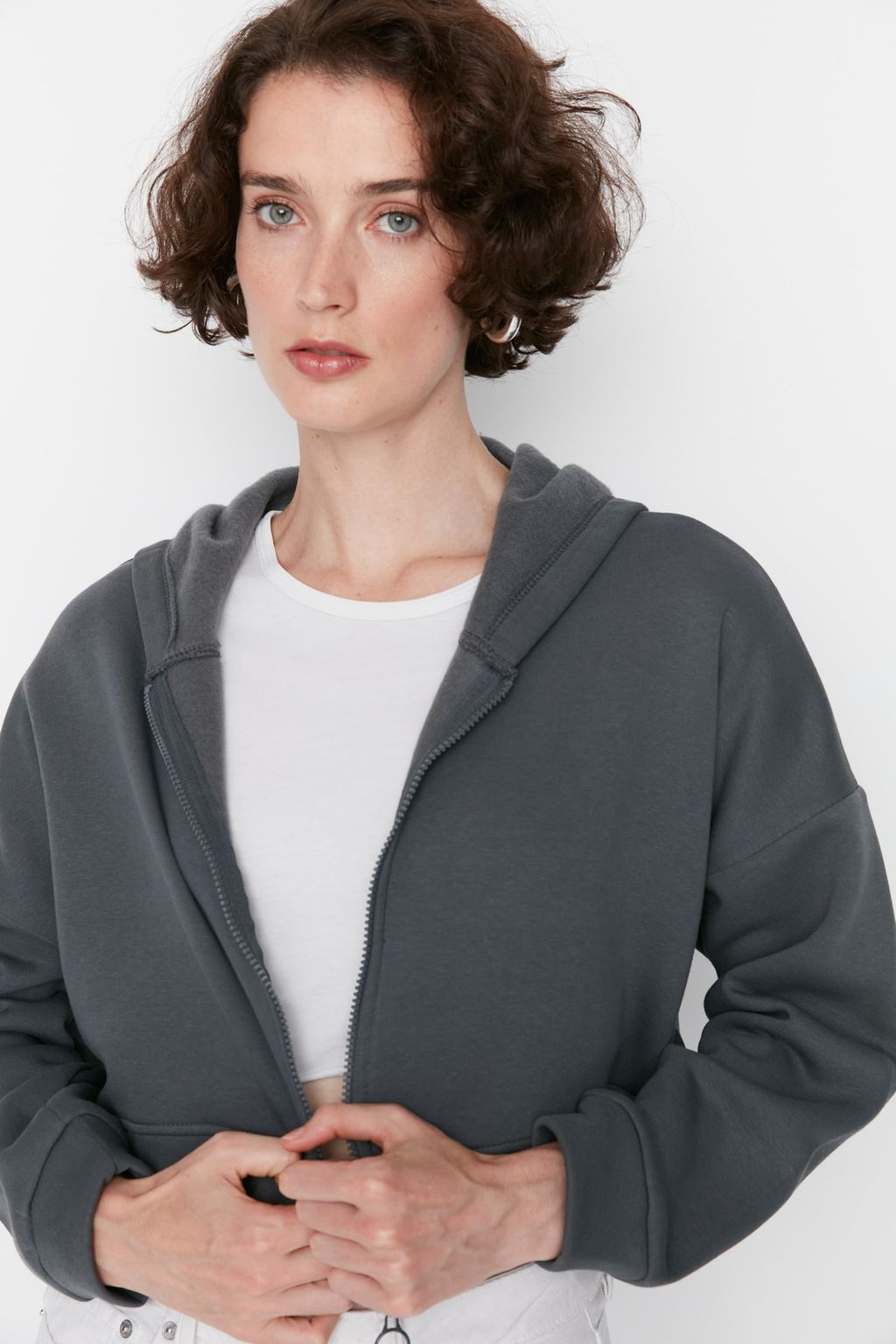 TRENDYOLMILLA Ekru Basic Fermuarl? Kapusonlu Crop Kal?n Ici Polarl? Orme Sweatshirt TWOAW20SW0660  фото 7