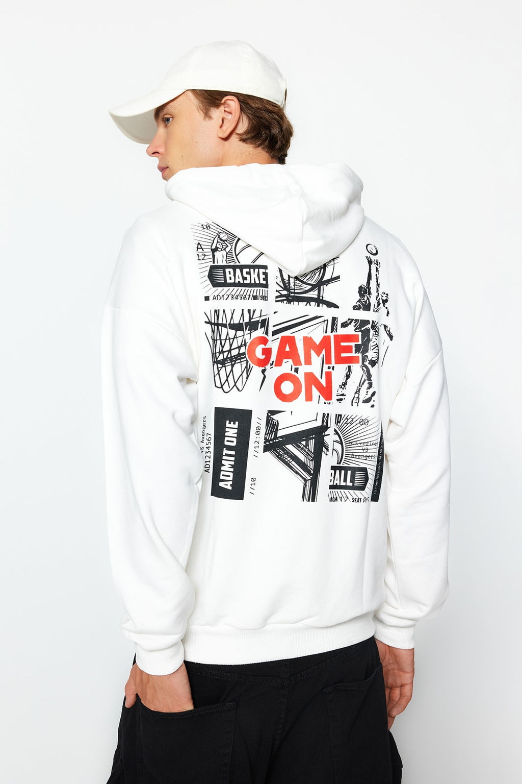 TRENDYOL MAN Ekru Oversize/Genis Kesim Kapusonlu Uzun Kol Basketbol Bask?l? Sweatshirt TMNAW24SW00005