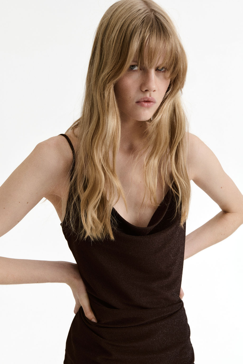 Vestido drapeado con tirantes espagueti - H&m фото 5