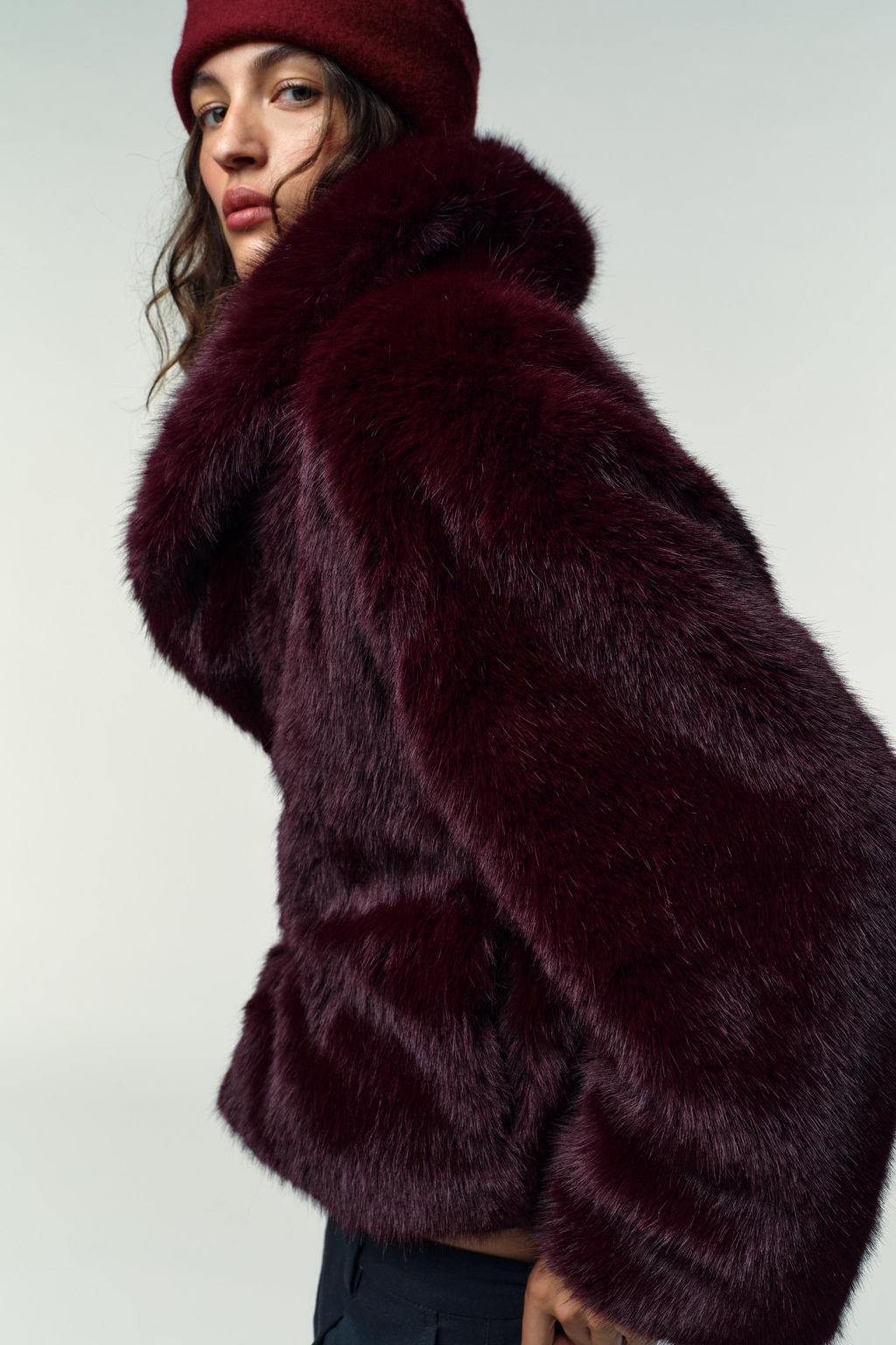 SHORT FAUX FUR COAT WITH FIREMAN CLASPS - Zara фото 4