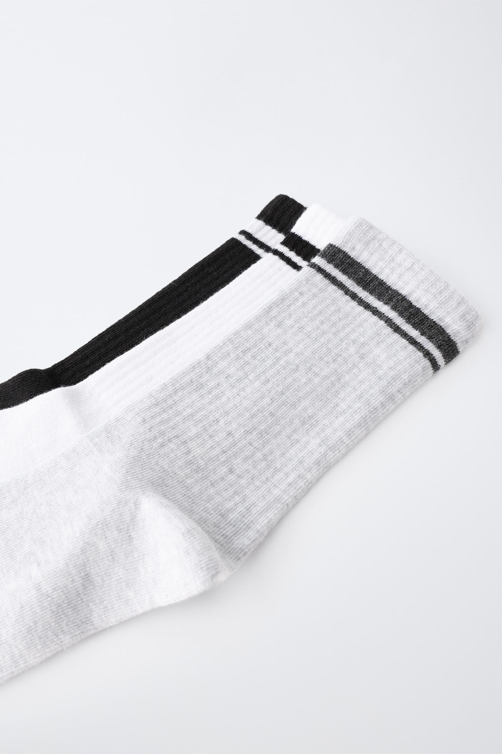 PACK TRES CALCETINES ALTOS RAYA DEPORTIVA / Negro / Blanco - Zara фото 2