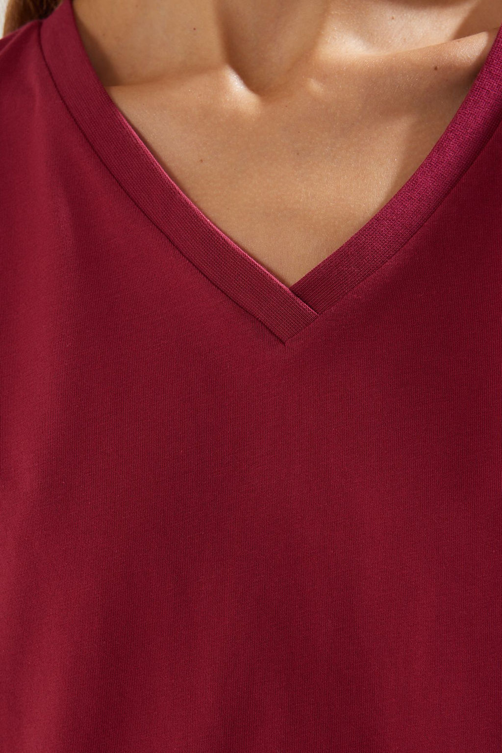 TRENDYOLMILLA Siyah-Beyaz %100 Pamuk 2li Paket Basic V Yaka Orme T-Shirt TWOSS23TS00002 фото 6