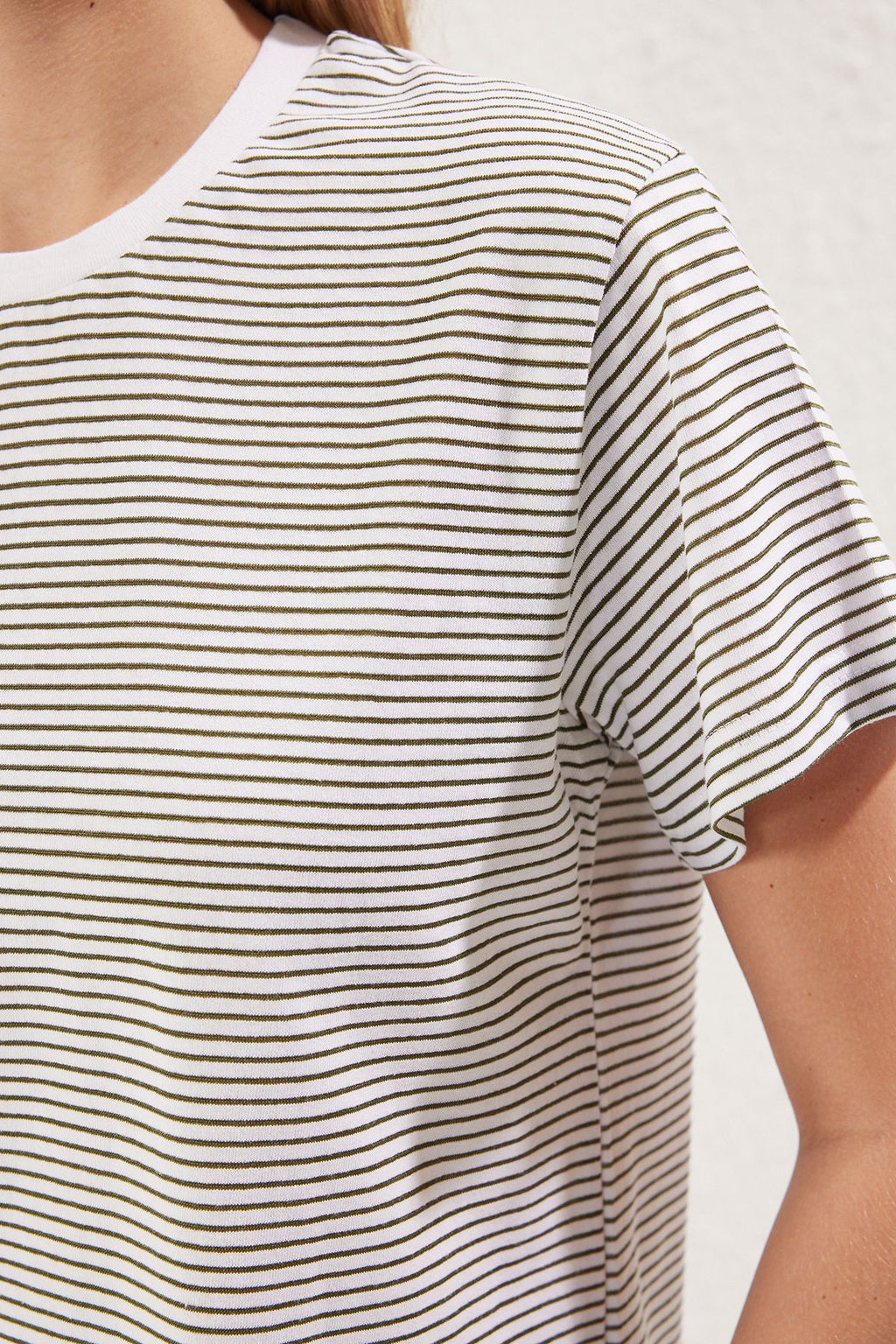 Haki Ekru Cizgili Premium Kal?n Pamuklu Basic Regular/Normal Kal?p Orme T-Shirt TWOSS23TS00043