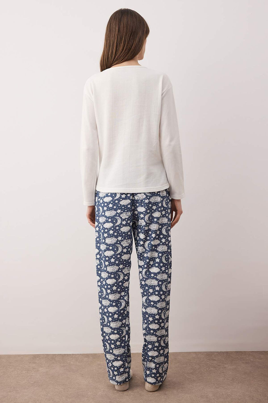 Trendyolmilla Beyaz Pamuklu Galaksi Desenli Sloganl? Uyku Bantl? Orme Pijama Tak?m? THMAW25PT00223 фото 24