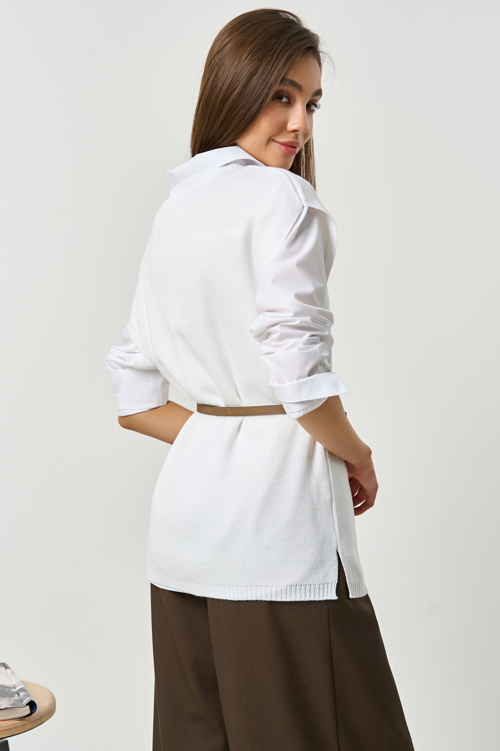 Жилет вязаный оверсайз с разрезами по бокам белый