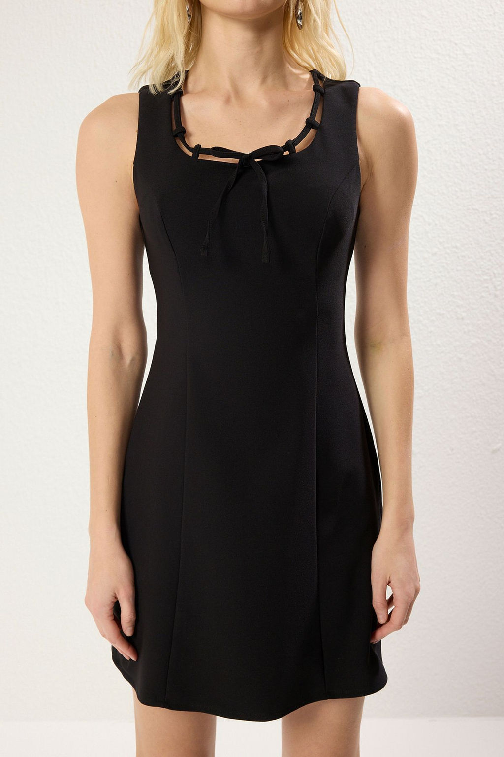 Siyah Duz Vucudu Saran Fiyonk Detayl? Mini Dokuma Elbise TWOSS25EL00412 - Trendyolmilla фото 4