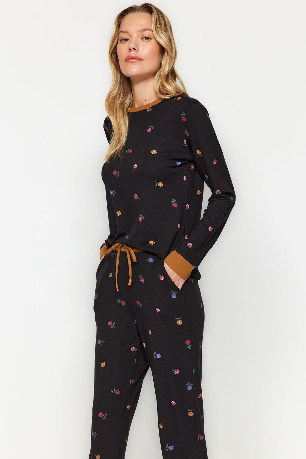 Trendyolmilla Siyah %100 Pamuklu Cicekli Tshirt-Jogger Orme Pijama Tak?m? THMAW24PT00227 фото 2