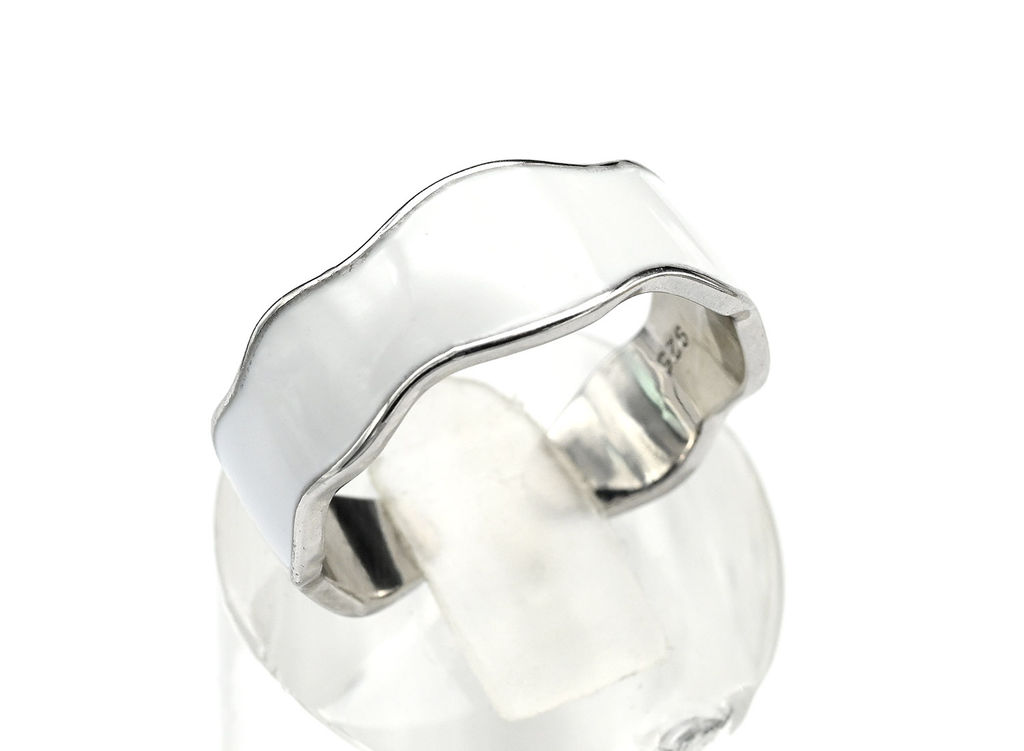 Кольцо модное с эмалью белой, серебристое Радуга камня