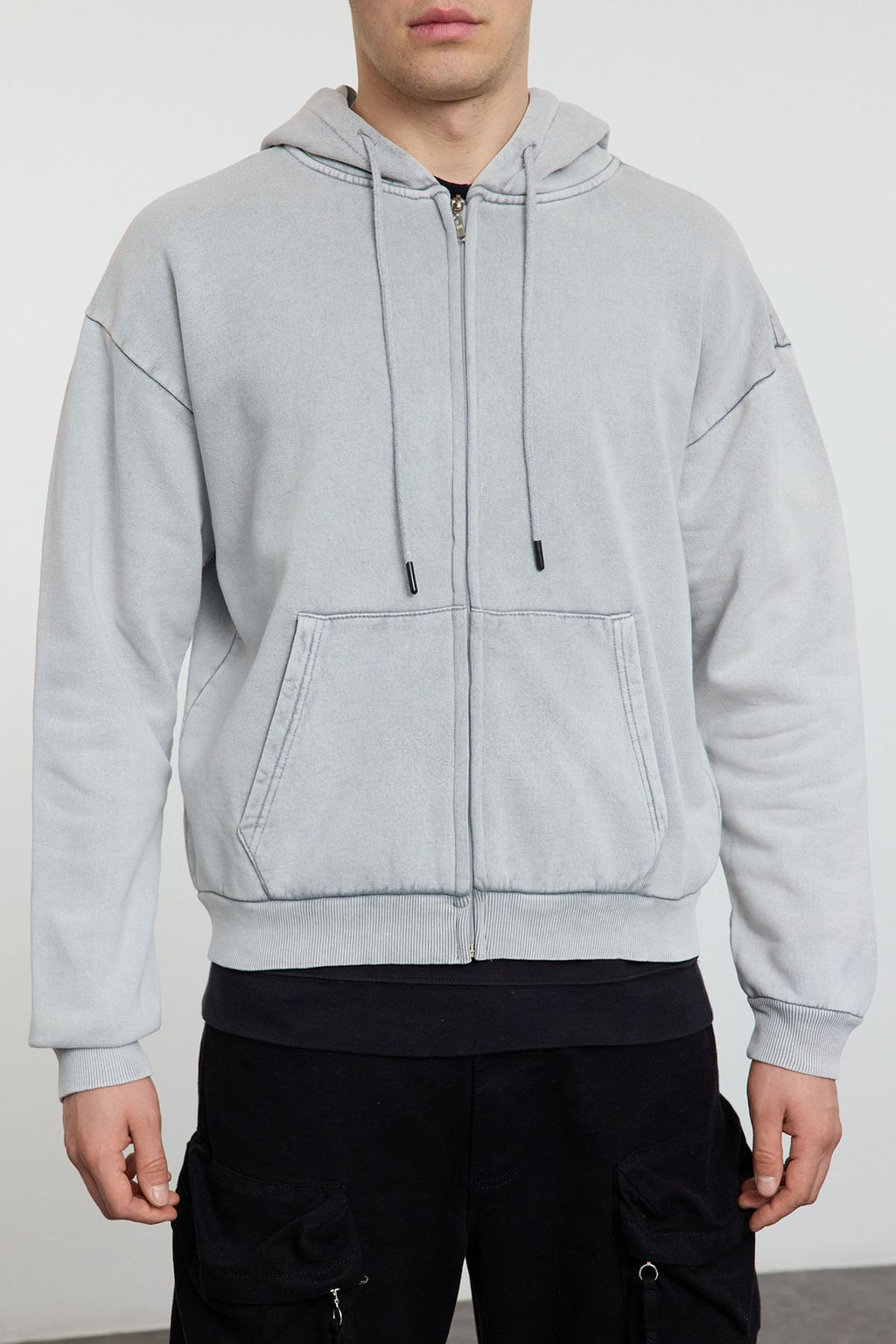 TRENDYOL MAN Gri Oversize/Genis Kesim Fermuarl? Crop/K?sa Kapusonlu Sweatshirt TMNAW25SW00171 - Trendyolmilla фото 3