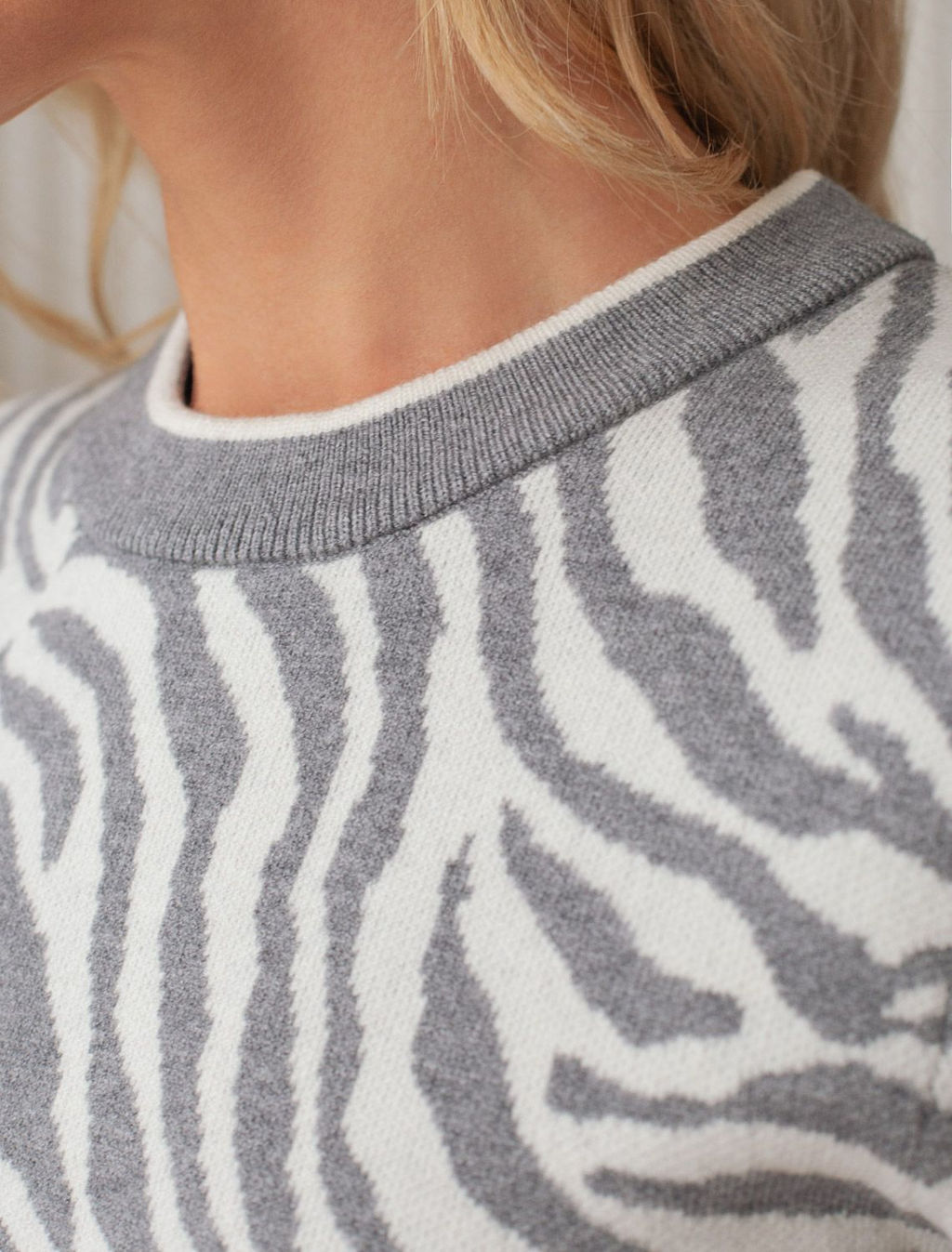 D39.362 Джемпер женский серый