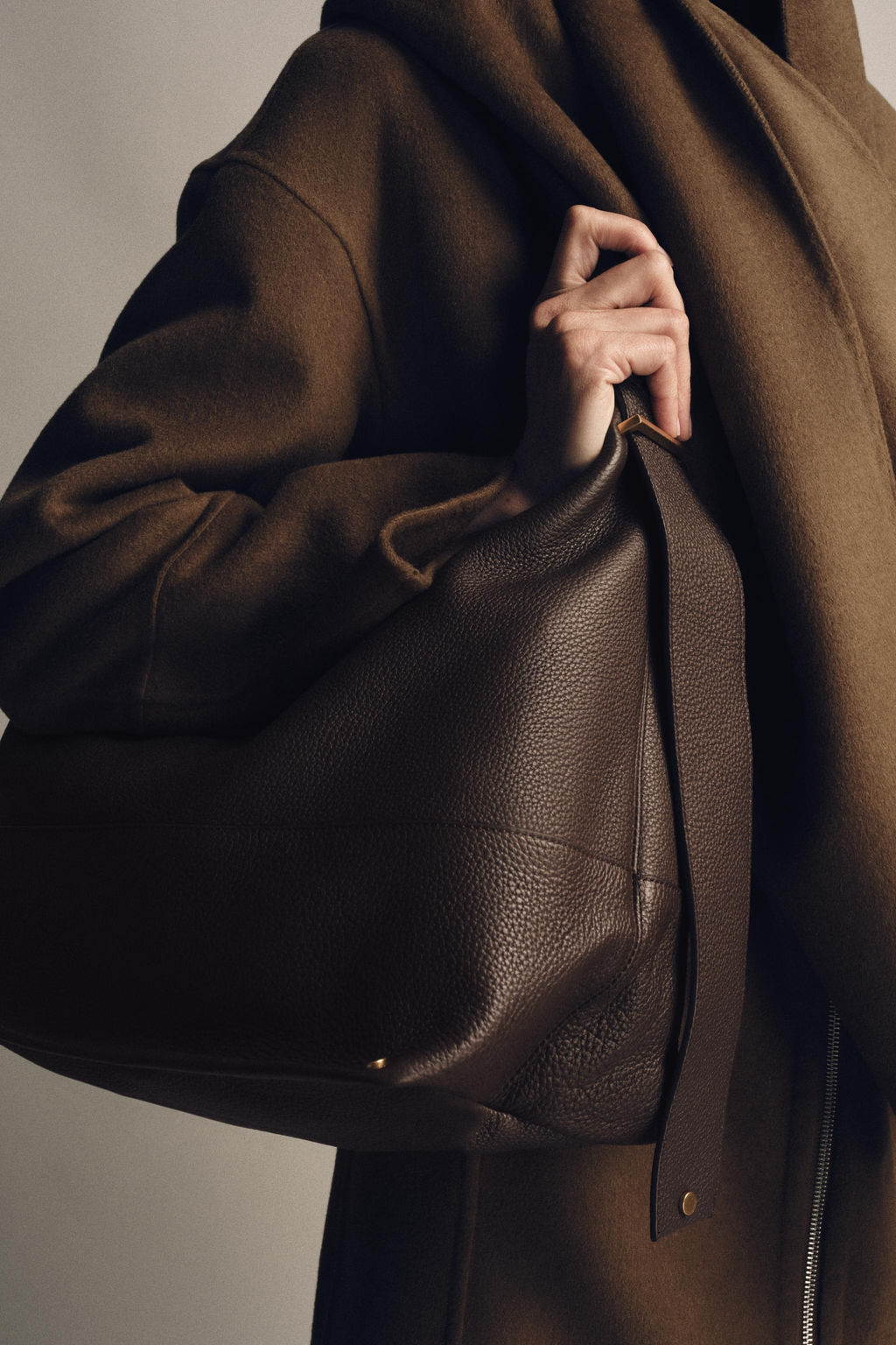LEATHER MAXI BUCKET BAG - Zara фото 2