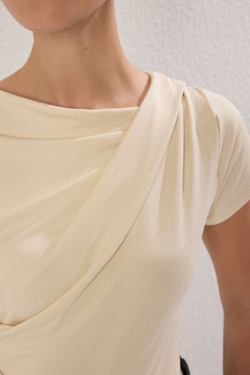 Tas Buzgu/Drape Detayl? Fitted/Vucuda Oturan Orme Bluz TWOSS25BZ00278