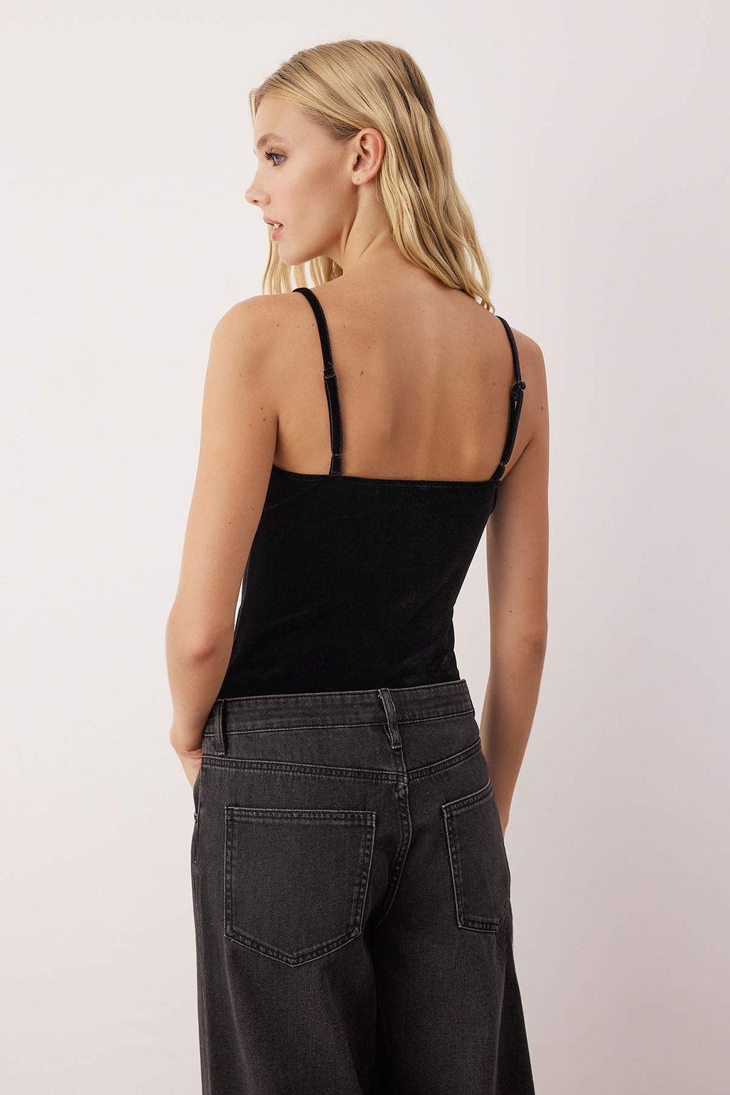 Siyah Derin V Yakal? Dantel Garnili Kadife Body TPRAW26BD00026