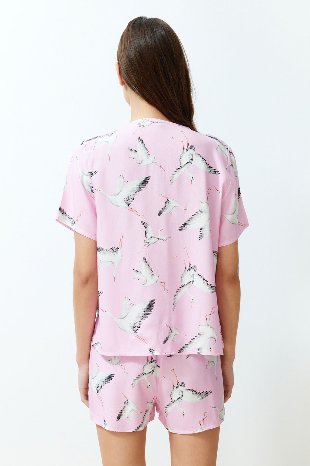Trendyolmilla Pembe Leylek Desenli Viskon Sortlu Dokuma Pijama Tak?m? THMSS24PT00134