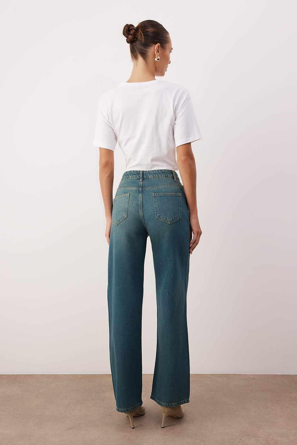 Koyu Mavi Yuksek Bel Dokumlu Liyosel Kar?s?ml? Wide Leg Jeans TWOAW26JE00247 - Trendyolmilla фото 4