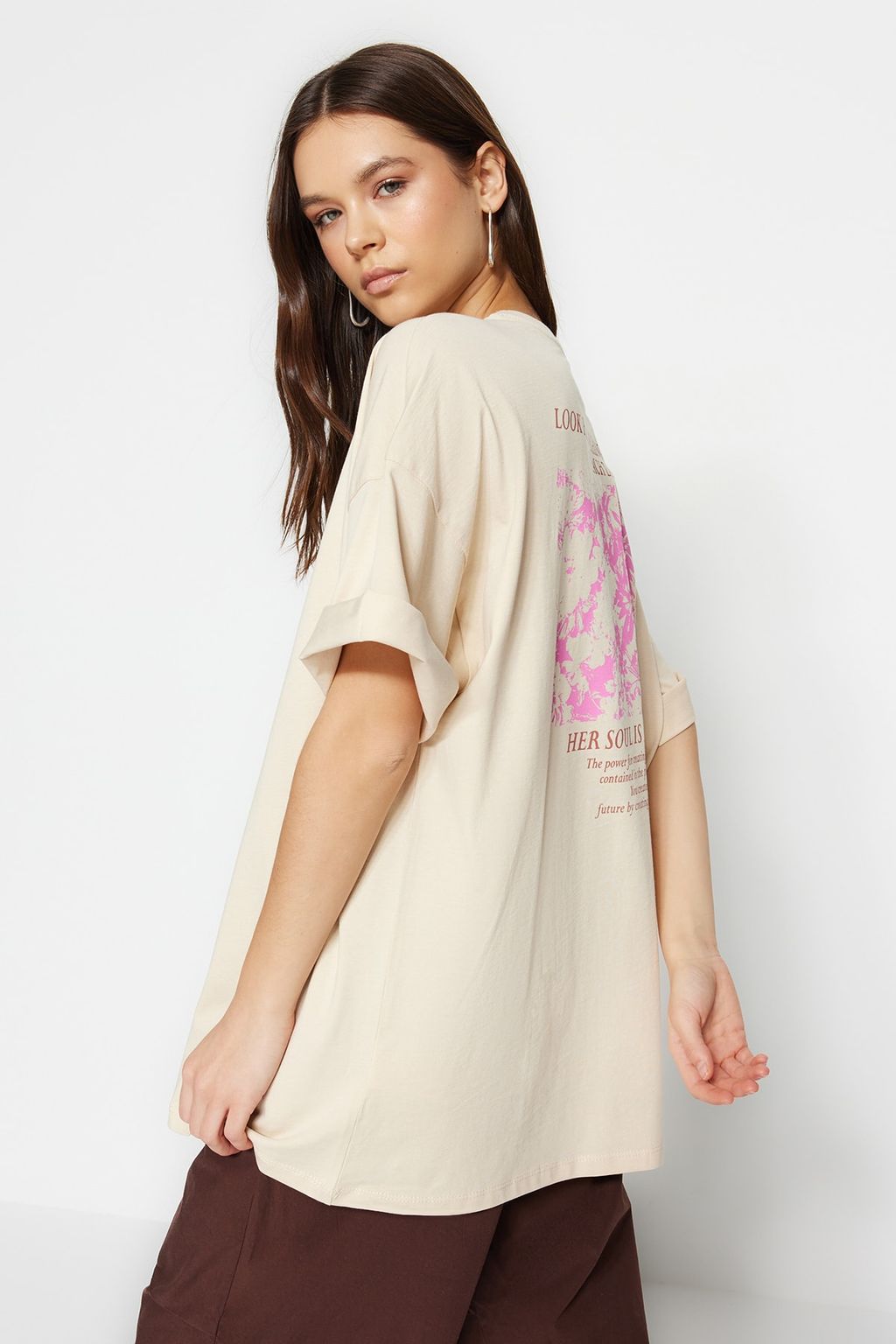 Premium Tas %100 Kal?n Pamuklu On ve Arka Bask?l? Oversize/Genis Kal?p Orme T-Shirt TWOSS23TS00269