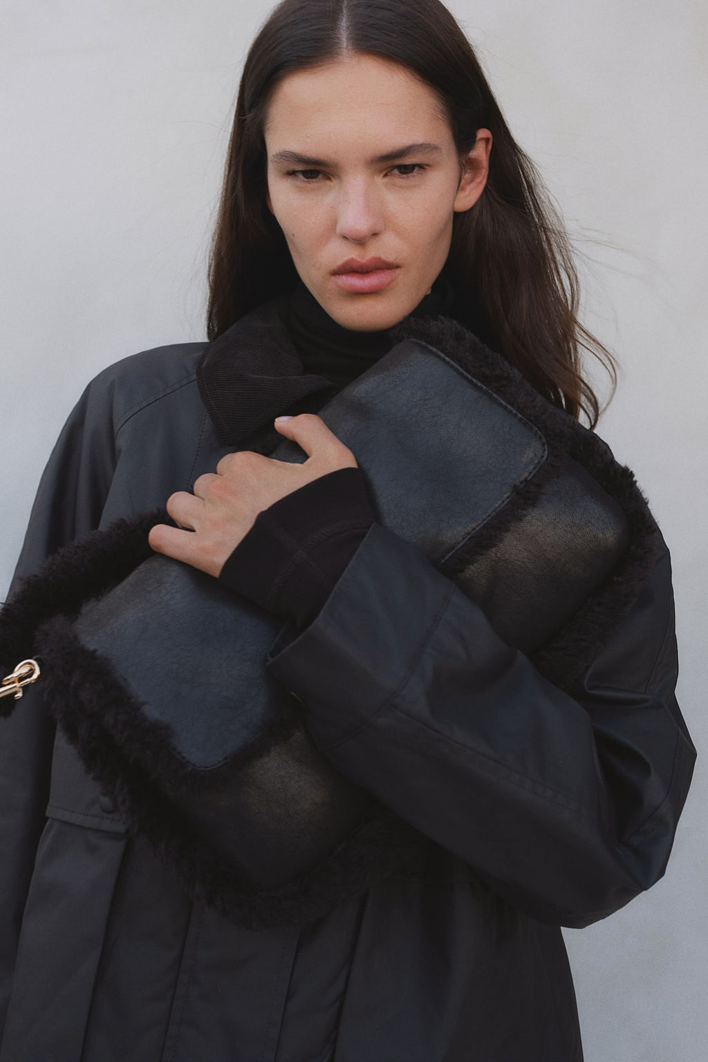 Bolso bandolera con detalles efecto pelo - H&m фото 2