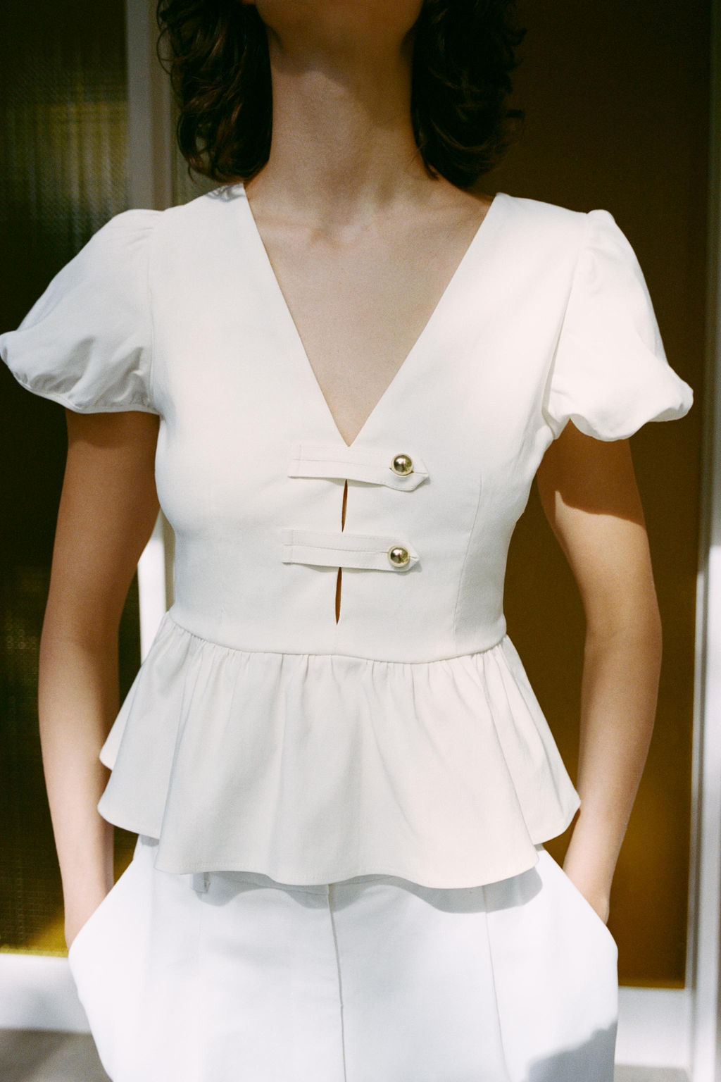 TOP PEPLUM CON BOTONES DORADOS / Blanco roto