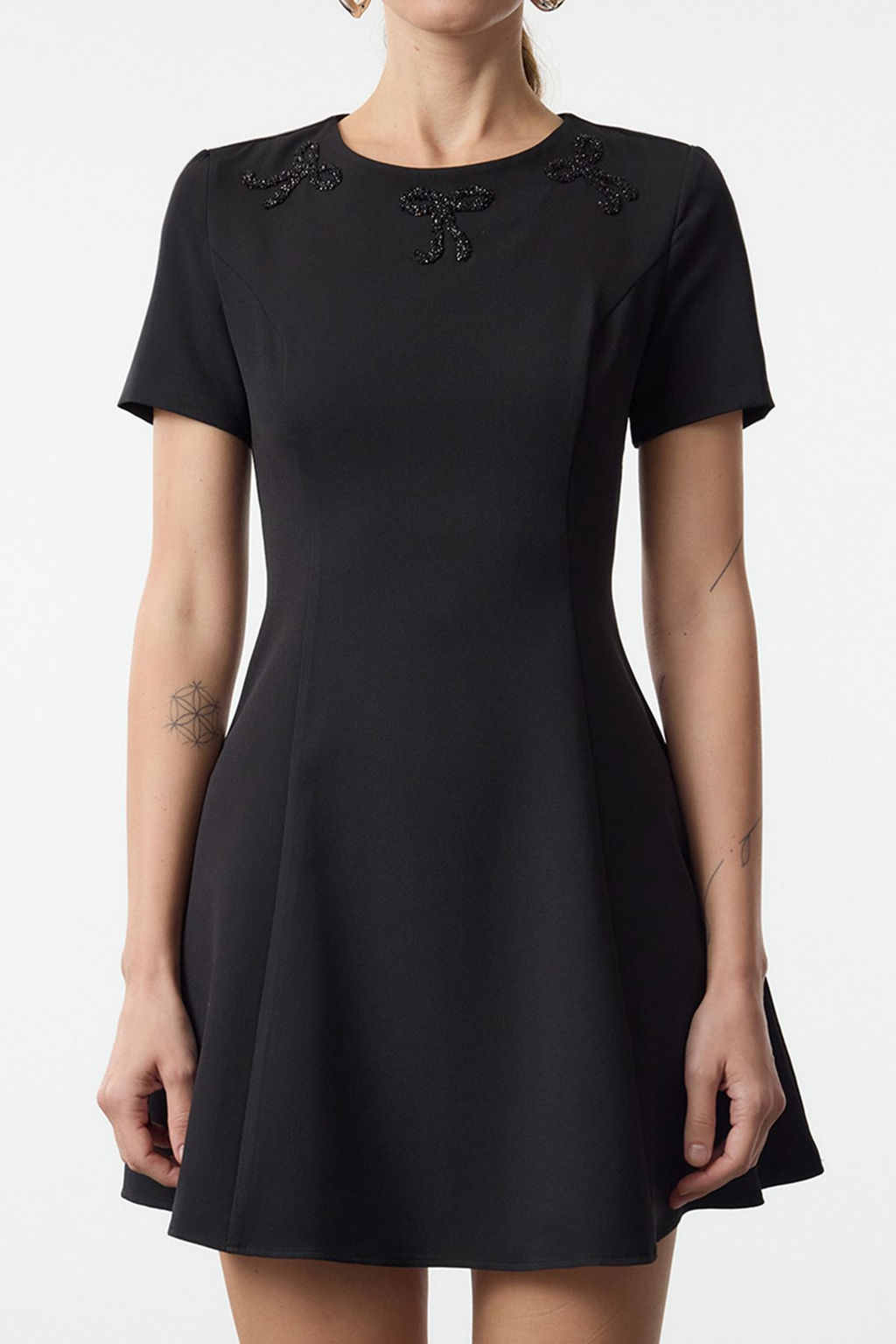 Trendyolmilla Siyah Etegi Belden Ac?lan Fiyonklu Tas Aksesuar Detayl? Mini Dokuma Elbise TWOAW25EL00473  фото 4