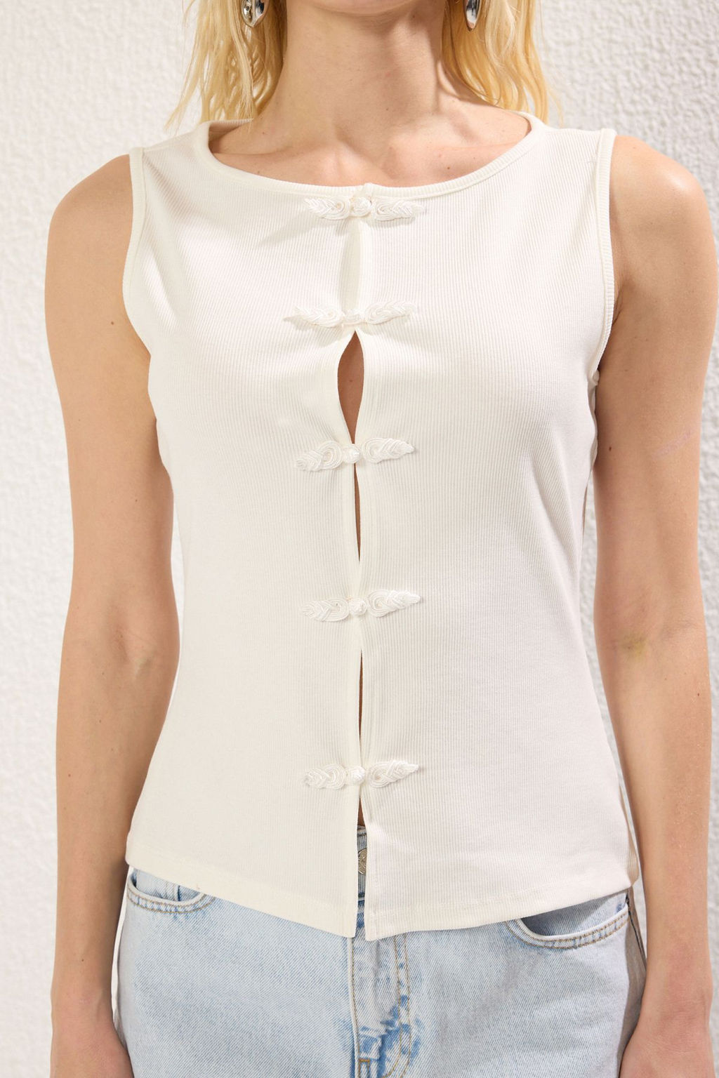 Trendyolmilla Siyah Aksesuar Fiyonk Detayl? Havuz Yaka Vucuda Oturan Fitilli Esnek Orme Bluz TWOSS25BZ00134  фото 3