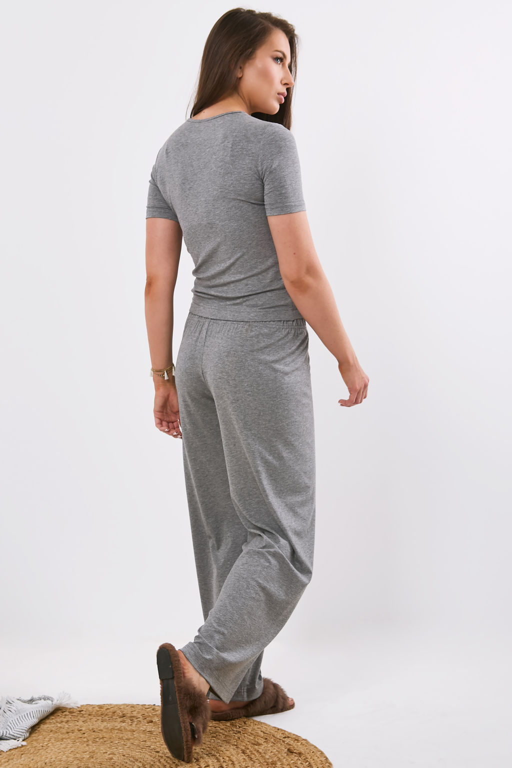 Костюм со штанами и футболкой серый