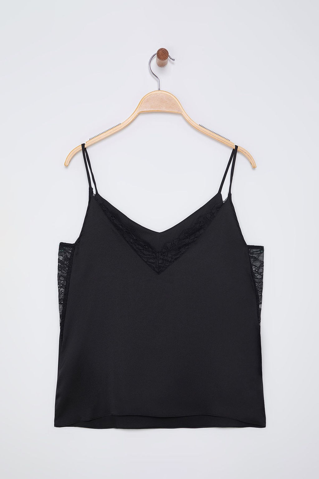 Trendyolmilla Siyah Dantel Detayl? Ask?l? Saten Dokuma Bluz TWOSS25BZ00054