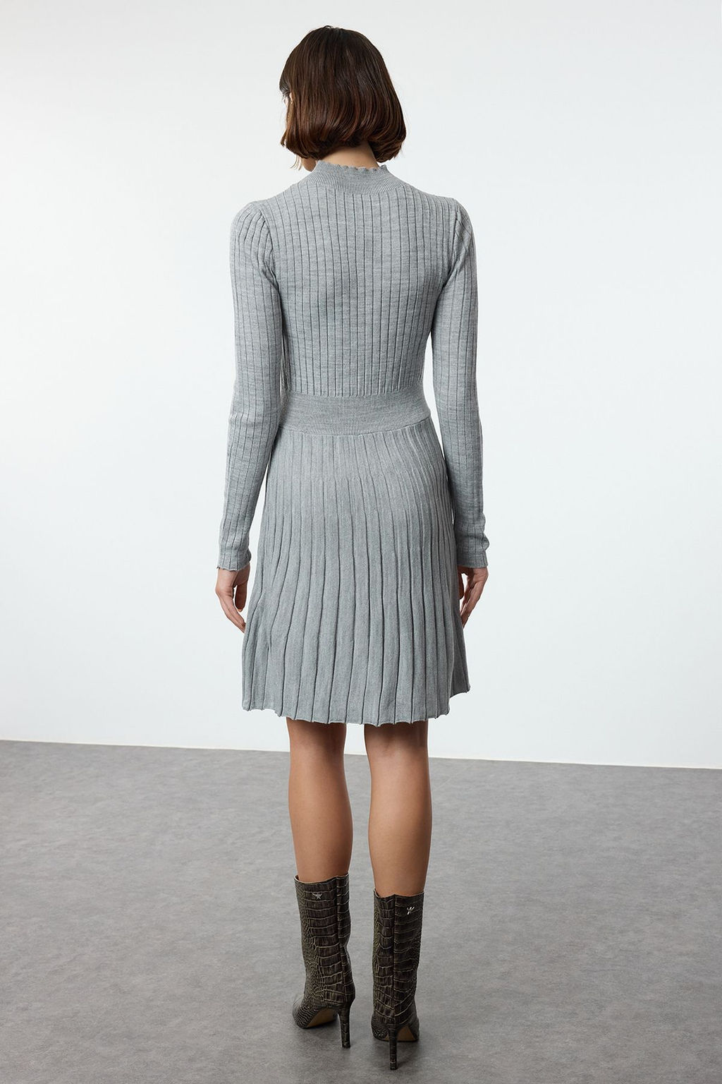 Gri Mini Triko F?rf?rl? Dik Yaka Elbise TWOAW25EL00047 - Trendyolmilla фото 5