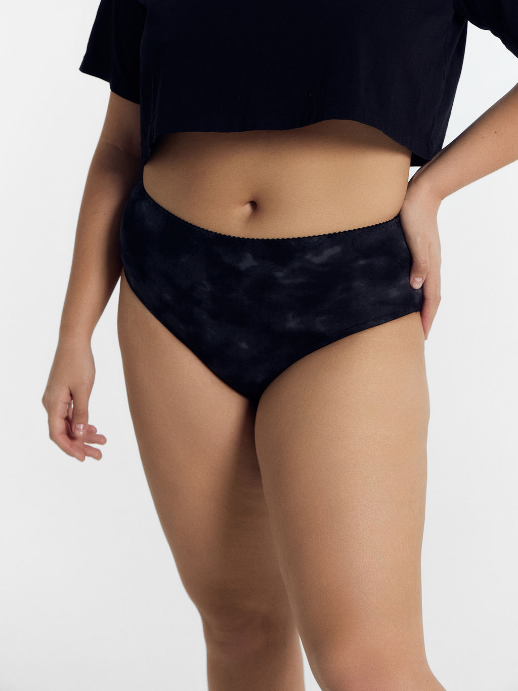 Цена за 2 штуки! Трусы женские макси черные в технике тай-дай черный тай-дай 412075 - Mark formelle фото 2