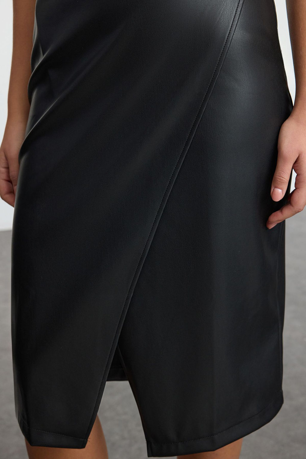 TRENDYOLMILLA Siyah Anvelop Kapama Bodycone/Vucuda Oturan Midi Orme Elbise TWOAW25EL00459  фото 4